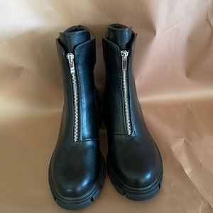 Black ankle boot. Women’s size 9.